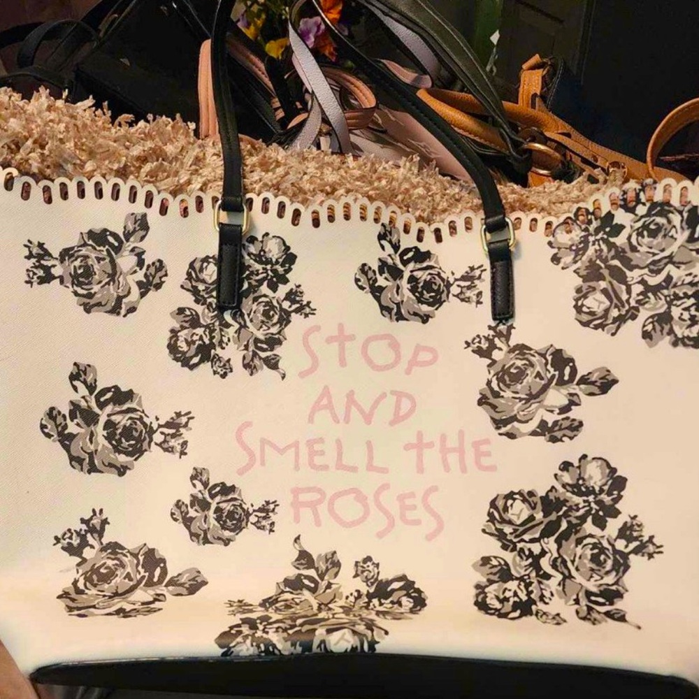 🌹Betsey Johnson roses tote